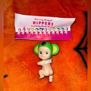 Sonny Angel looking back figure
